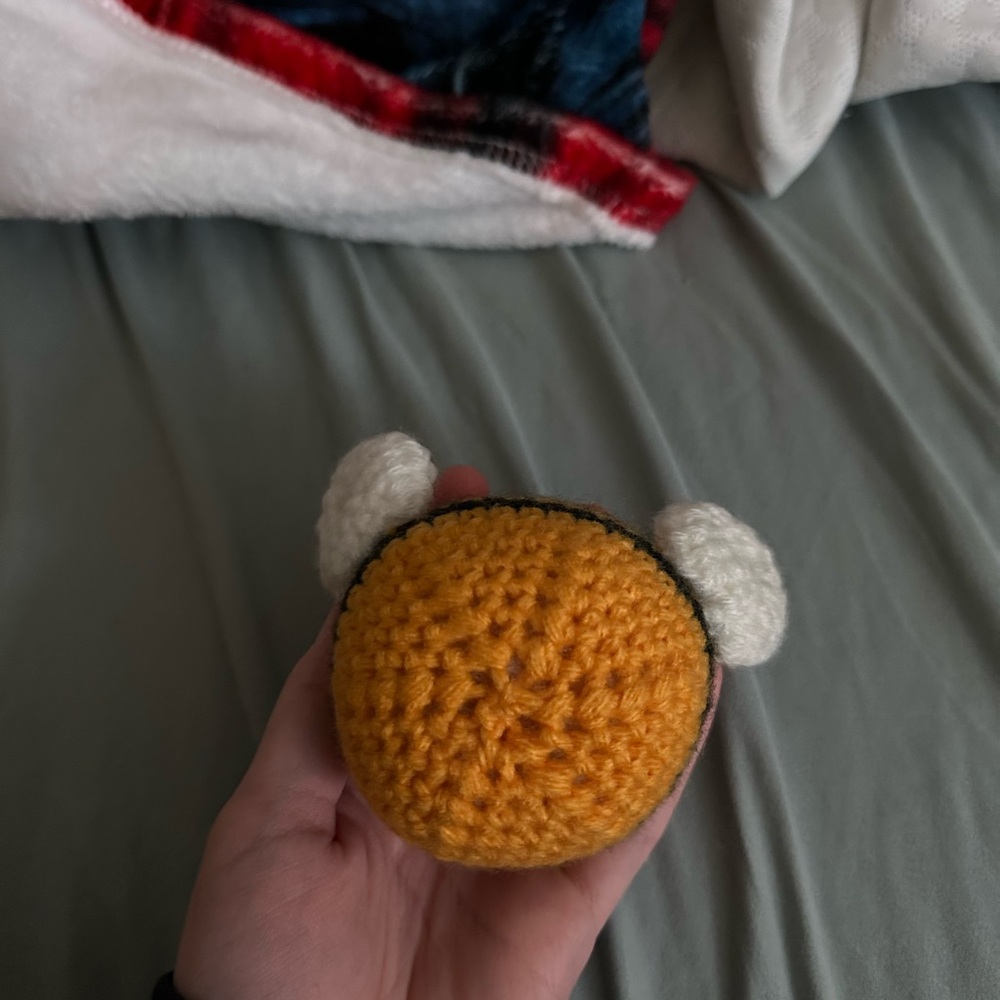 yellow crochet bee - Picture 3 of 6